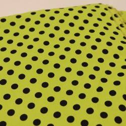 TECIDO VISCOSE VERDE NEON COM POA PRETO PEQUENO