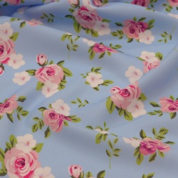 TECIDO OXFORDINE ESTAMPADO FLORAL ROSA FUNDO AZUL